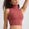 Weiches, aktives Tanktop mit Rollkragen in Rostrot