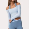 Weiches Jersey-Oberteil mit schulterfreiem Ausschnitt in Powder Blue Weiches Jersey-Oberteil mit schulterfreiem Ausschnitt in Powder Blue