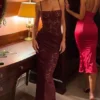 Wintra Transparentes Spitzenkleid mit quadratischem Ausschnitt und Rüschen in Weinrot Wintra Transparentes Spitzenkleid mit quadratischem Ausschnitt und Rüschen in Weinrot