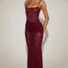 Wintra Transparentes Spitzenkleid mit quadratischem Ausschnitt und Rüschen in Weinrot Wintra Transparentes Spitzenkleid mit quadratischem Ausschnitt und Rüschen in Weinrot