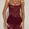 Wintra Transparentes Spitzenkleid mit quadratischem Ausschnitt und Rüschen in Weinrot Wintra Transparentes Spitzenkleid mit quadratischem Ausschnitt und Rüschen in Weinrot