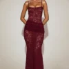 Wintra Transparentes Spitzenkleid mit quadratischem Ausschnitt und Rüschen in Weinrot Wintra Transparentes Spitzenkleid mit quadratischem Ausschnitt und Rüschen in Weinrot