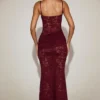 Wintra Transparentes Spitzenkleid mit quadratischem Ausschnitt und Rüschen in Weinrot Wintra Transparentes Spitzenkleid mit quadratischem Ausschnitt und Rüschen in Weinrot