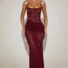Wintra Transparentes Spitzenkleid mit quadratischem Ausschnitt und Rüschen in Weinrot Wintra Transparentes Spitzenkleid mit quadratischem Ausschnitt und Rüschen in Weinrot