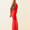 Xenia Neckholder-Maxikleid mit Cut-outs in Scharlachrot Xenia Neckholder-Maxikleid mit Cut-outs in Scharlachrot