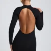 Yara Modal-Minikleid mit offenem Rücken und langen Ärmeln in Schwarz Yara Modal-Minikleid mit offenem Rücken und langen Ärmeln in Schwarz