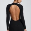 Yara Modal-Minikleid mit offenem Rücken und langen Ärmeln in Schwarz Yara Modal-Minikleid mit offenem Rücken und langen Ärmeln in Schwarz