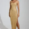 Yarina Maxikleid mit verziertem Rundhalsausschnitt und Schlitz am Oberschenkel in Gold Yarina Maxikleid mit verziertem Rundhalsausschnitt und Schlitz am Oberschenkel in Gold