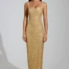 Yarina Maxikleid mit verziertem Rundhalsausschnitt und Schlitz am Oberschenkel in Gold Yarina Maxikleid mit verziertem Rundhalsausschnitt und Schlitz am Oberschenkel in Gold