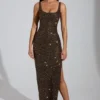 Yarina Maxikleid mit verziertem U-Ausschnitt und Schlitz am Oberschenkel in Braun Yarina Maxikleid mit verziertem U-Ausschnitt und Schlitz am Oberschenkel in Braun