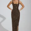Yarina Maxikleid mit verziertem U-Ausschnitt und Schlitz am Oberschenkel in Braun Yarina Maxikleid mit verziertem U-Ausschnitt und Schlitz am Oberschenkel in Braun