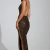 Yarina Maxikleid mit verziertem U-Ausschnitt und Schlitz am Oberschenkel in Braun Yarina Maxikleid mit verziertem U-Ausschnitt und Schlitz am Oberschenkel in Braun