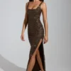 Yarina Maxikleid mit verziertem U-Ausschnitt und Schlitz am Oberschenkel in Braun Yarina Maxikleid mit verziertem U-Ausschnitt und Schlitz am Oberschenkel in Braun