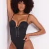 Yelda Satin-Bodys mit tiefem Ausschnitt und Schnürung in Schwarz Yelda Satin-Bodys mit tiefem Ausschnitt und Schnürung in Schwarz
