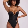 Yelda Satin-Bodys mit tiefem Ausschnitt und Schnürung in Schwarz Yelda Satin-Bodys mit tiefem Ausschnitt und Schnürung in Schwarz