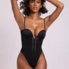 Yelda Satin-Bodys mit tiefem Ausschnitt und Schnürung in Schwarz Yelda Satin-Bodys mit tiefem Ausschnitt und Schnürung in Schwarz