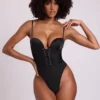 Yelda Satin-Bodys mit tiefem Ausschnitt und Schnürung in Schwarz Yelda Satin-Bodys mit tiefem Ausschnitt und Schnürung in Schwarz