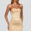 Yesenia Satin-Minikleid mit Wellenrand, Bandeau-Ausschnitt und Rüschen in Champagner Yesenia Satin-Minikleid mit Wellenrand, Bandeau-Ausschnitt und Rüschen in Champagner