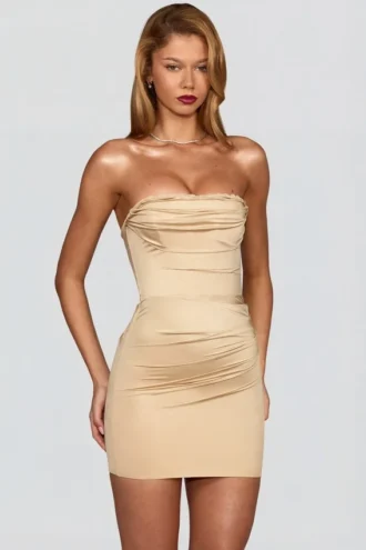 Yesenia Satin-Minikleid mit Wellenrand, Bandeau-Ausschnitt und Rüschen in Champagner