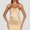Yesenia Satin-Minikleid mit Wellenrand, Bandeau-Ausschnitt und Rüschen in Champagner Yesenia Satin-Minikleid mit Wellenrand, Bandeau-Ausschnitt und Rüschen in Champagner