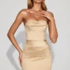 Yesenia Satin-Minikleid mit Wellenrand, Bandeau-Ausschnitt und Rüschen in Champagner Yesenia Satin-Minikleid mit Wellenrand, Bandeau-Ausschnitt und Rüschen in Champagner