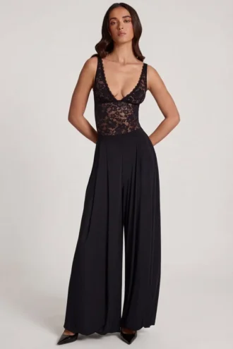 Zafira Weite Hose aus weichem Jersey mit mittlerer Leibhöhe in Schwarz