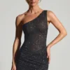 Zahira Minikleid mit Verzierung und einer Schulter in Schwarz Zahira Minikleid mit Verzierung und einer Schulter in Schwarz