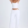 Zaria-Hose mit Gürtel und Cut-outs in Weiß Zaria-Hose mit Gürtel und Cut-outs in Weiß