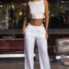 Zaria-Hose mit Gürtel und Cut-outs in Weiß Zaria-Hose mit Gürtel und Cut-outs in Weiß