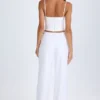 Zaria-Hose mit Gürtel und Cut-outs in Weiß Zaria-Hose mit Gürtel und Cut-outs in Weiß