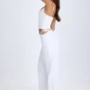 Zaria-Hose mit Gürtel und Cut-outs in Weiß Zaria-Hose mit Gürtel und Cut-outs in Weiß