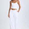 Zaria-Hose mit Gürtel und Cut-outs in Weiß Zaria-Hose mit Gürtel und Cut-outs in Weiß
