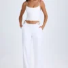 Zaria-Hose mit Gürtel und Cut-outs in Weiß Zaria-Hose mit Gürtel und Cut-outs in Weiß