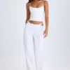 Zaria-Hose mit Gürtel und Cut-outs in Weiß Zaria-Hose mit Gürtel und Cut-outs in Weiß