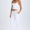 Zaria-Hose mit Gürtel und Cut-outs in Weiß Zaria-Hose mit Gürtel und Cut-outs in Weiß