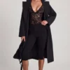 Zayla Transparenter Spitzen-Bodys mit Wellenrand und tiefem Ausschnitt in Schwarz Zayla Transparenter Spitzen-Bodys mit Wellenrand und tiefem Ausschnitt in Schwarz