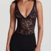 Zayla Transparenter Spitzen-Bodys mit Wellenrand und tiefem Ausschnitt in Schwarz Zayla Transparenter Spitzen-Bodys mit Wellenrand und tiefem Ausschnitt in Schwarz