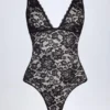 Zayla Transparenter Spitzen-Bodys mit Wellenrand und tiefem Ausschnitt in Schwarz Zayla Transparenter Spitzen-Bodys mit Wellenrand und tiefem Ausschnitt in Schwarz