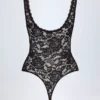 Zayla Transparenter Spitzen-Bodys mit Wellenrand und tiefem Ausschnitt in Schwarz Zayla Transparenter Spitzen-Bodys mit Wellenrand und tiefem Ausschnitt in Schwarz