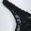 Zayla Transparenter Spitzen-Bodys mit Wellenrand und tiefem Ausschnitt in Schwarz Zayla Transparenter Spitzen-Bodys mit Wellenrand und tiefem Ausschnitt in Schwarz