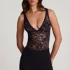 Zayla Transparenter Spitzen-Bodys mit Wellenrand und tiefem Ausschnitt in Schwarz Zayla Transparenter Spitzen-Bodys mit Wellenrand und tiefem Ausschnitt in Schwarz