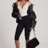 Zayla Transparenter Spitzen-Bodys mit Wellenrand und tiefem Ausschnitt in Weiß Zayla Transparenter Spitzen-Bodys mit Wellenrand und tiefem Ausschnitt in Weiß