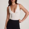 Zayla Transparenter Spitzen-Bodys mit Wellenrand und tiefem Ausschnitt in Weiß Zayla Transparenter Spitzen-Bodys mit Wellenrand und tiefem Ausschnitt in Weiß