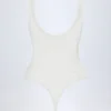 Zayla Transparenter Spitzen-Bodys mit Wellenrand und tiefem Ausschnitt in Weiß Zayla Transparenter Spitzen-Bodys mit Wellenrand und tiefem Ausschnitt in Weiß