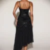 Zelina Verziertes Midaxi-Kleid mit weichem U-Ausschnitt und asymmetrischem Schnitt in Schwarz Zelina Verziertes Midaxi-Kleid mit weichem U-Ausschnitt und asymmetrischem Schnitt in Schwarz