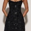 Zelina Verziertes Midaxi-Kleid mit weichem U-Ausschnitt und asymmetrischem Schnitt in Schwarz Zelina Verziertes Midaxi-Kleid mit weichem U-Ausschnitt und asymmetrischem Schnitt in Schwarz