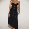 Zelina Verziertes Midaxi-Kleid mit weichem U-Ausschnitt und asymmetrischem Schnitt in Schwarz Zelina Verziertes Midaxi-Kleid mit weichem U-Ausschnitt und asymmetrischem Schnitt in Schwarz