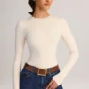 Ziva Modal-Bodys mit Rundhalsausschnitt und langen Ärmeln in Creme Ziva Modal-Bodys mit Rundhalsausschnitt und langen Ärmeln in Creme