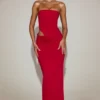 Zorya Bandeau-Maxikleid aus weichem Jersey mit Cut-outs in True Red Zorya Bandeau-Maxikleid aus weichem Jersey mit Cut-outs in True Red