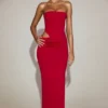 Zorya Bandeau-Maxikleid aus weichem Jersey mit Cut-outs in True Red Zorya Bandeau-Maxikleid aus weichem Jersey mit Cut-outs in True Red